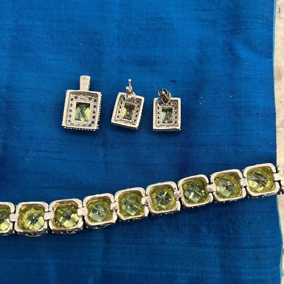 Peridot bracelet, ring, earring and pendant set Costume - Picture 6 of 7